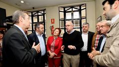 De izquierda a derecha, Jos� Insua, director del Hospital da Costa; Jos� Manuel Balseiro, diputado del PP y secretario del Parlamento gallego; y Roc�o Mosquera, conselleira de Sanidade; y los alcaldes populares Gonz�lez Barcia (Burela), Emilio Lousas (Alfoz) y Javier Jorge (Foz)