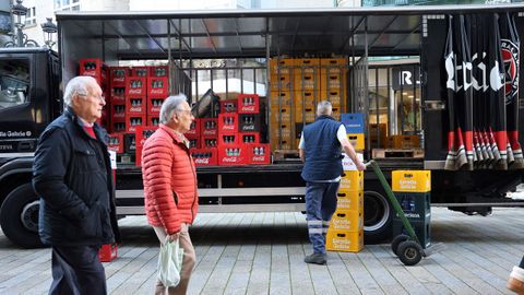 Los repartidores de bebidas trabajaron duramente para abastecer a los locales vilagarcianos