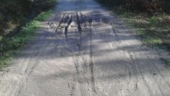 Marcas de rueda de motos en una pista en San Tom� de Pi�eiro