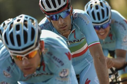 Vincenzo Nibali (Astana), escoltado por sus compa�eros en tierras holandesas.