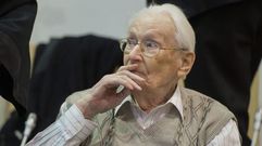 Oskar Gr�ning sentado en el banquillo en el Tribunal de L�neburg. 