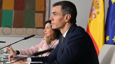 El presidente del Gobierno, Pedro S�nchez, y la ministra de Defensa, Margarita Robles, en la Moncloa durante una videoconferencia con los militares en el exterior el pasado 24 de diciembre.