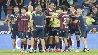 Pi�a de la plantilla y cuerpo t�cnico del Levante tras un gol ante el Sevilla.
