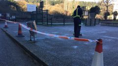 Un efectivo de Protecci�n Civil echa sal en zonas del casco urbano de Ribeira