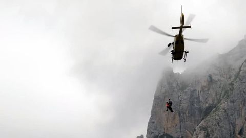 El personal del Sepa evac�a a un herido en Cabrales en helic�ptero (archivo)