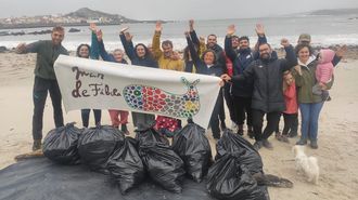 Limpieza con Mar de F�bula en playas de Mux�a