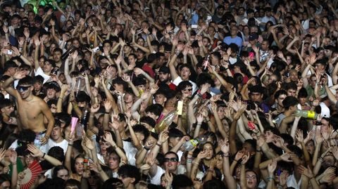 Miles de personas siguieron la actuación de la orquesta Panorama en la segunda noche de las fiestas de Monforte 2025