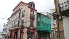 Los dos inmuebles. El estado de abandono del n�mero 187 de la calle Magdalena (con la malla verde en su fachada) provoca desde hace a�os humedades y grietas en el edificio colindante, el n�mero 3 de la calle M�ndez N��ez (en la esquina), un inmueble de Rodolfo Ucha que est� catalogado y goza de un nivel II de protecci�n.