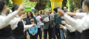 Alonso Montero, departiendo con los asistentes en la carballeira mientras Abrente pon�a son y baile. 