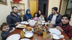 Las dos familias refugiadas en Sarria, en una imagen poco despu�s de llegar