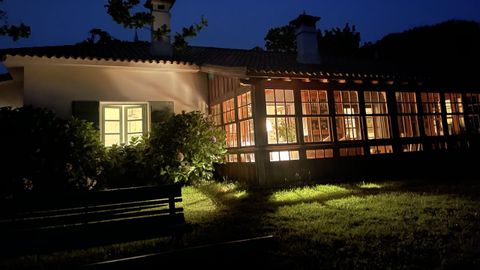 movistar.Imagen nocturna de la casa donde se grabó el anuncio. La galería es también el logo de la colección de diccionarios sobre la naturaleza que escribe Mónica Fernández-Aceytuno
