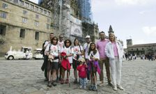 Isabel, en primera fila con la ni�a peregrina Carla; detr�s su padre y miembros de las dos entidades. 