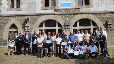 Foto de familia de participantes en el obradoiro de la Mancomunidade de Ordes al recibir sus diplomas el pasado septiembre