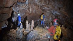 Espelelogos explorando nuevas galeras y salas de la cueva de Aradelas, en Folgoso do Courel