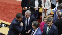 Alfonso Rueda sauda a L�pez Besteiro en presenza de Ana Pont�n no inicio da 12 lexislatura do Parlamento de Galicia