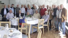 Antiguos alumnos de los Maristas de la promoci&oacute;n 1958-1965, reunidos en el Casino