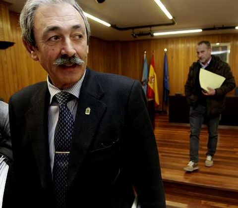 El alcalde, Manuel Rivas, seguido por �scar Garc�a Pati�o en uno de los �ltimos plenos.
