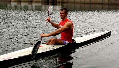 El pont�s Antonio Polo en el embalse de A Ribeira durante un entrenamiento de pirag�ismo. 