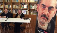 Saleta Goi e Alberte Ansede xunto ao cartel coa fotograf�a de Manuel Mar�a. 