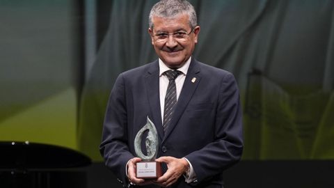 Rafael López López, con el Premio Ourensanía 2025.