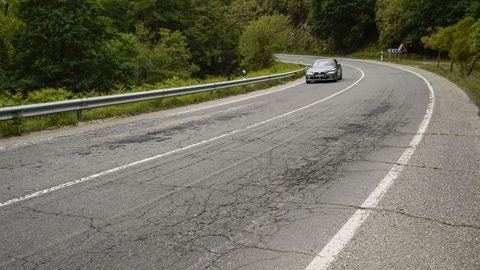 Grietas en el asfalto de la carretera auton�mica OU-536, en la subida a O Rodicio.