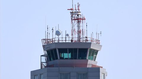 Parte superior de la torre de control fsica del aeropuerto de Vigo, sobre la que estn instaladas 16 de las 19 cmaras que captan en directo las imgenes de las aeronaves que los controladores observan en los monitores de la nueva torre virtual ubicada en el stano del antiguo aparcamiento pblico de coches de Peinador