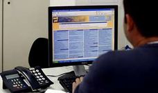 Un investigador de la Unidad de Delitos Tecnol�gicos del grupo 1 de la Udev de Vigo examina una web