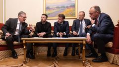 Starmer, Zelenski, Macron, Tusk y Merz reunidos en Kiev.