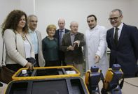 Profesionales de A Farixa le muestran al conselleiro equipamiento docente de una nueva aula. 