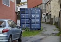El contenedor, con un veh�culo dentro, lleva a�os invadiendo la v�a p�blica en Fisterra. 