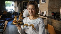 Naya Venzal, con el primero de los pinchos que proponen en Bajo 5