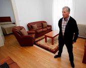 Miguel G�mez, en uno de los cuartos que a�n est� vac�o. 