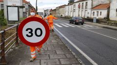 Operarios cambiando la se�alizaci�n en Santiago este lunes