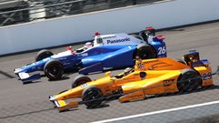 El asombroso doble adelantamiento de Fernando Alonso en Indian�polis
