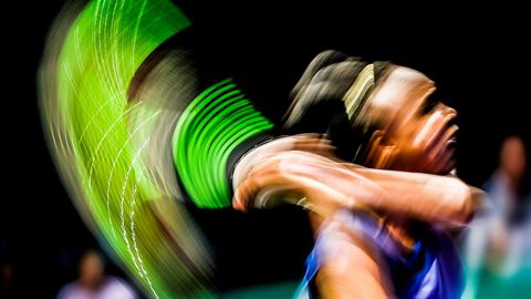 La tenista estadounidense Venus Williams devuelve una bola a la letona Jelena Ostapenko durante su encuentro en el torneo BNP Paribas WTA 