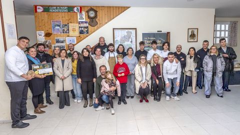 Cocineros ganadores y finalistas, miembros del jurado o responsables municipales, en el local de la asociacin A Choupana