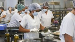 En la imagen, las cocinas del CHUF, en el Hospital Naval, donde en Nochebuena y Navidad se elaborar�n unos 250 men�s especiales cada d�a
