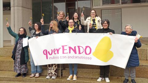 La asociaci�n Querendo de mujeres con endometriosis ley� un manifiesto en la plaza del concello de Ribeira
