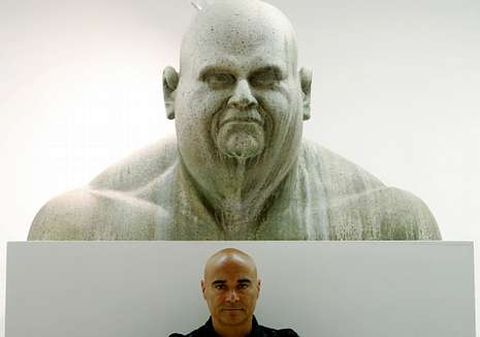 El escultor Ram�n Conde junto a una de sus creaciones