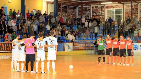 A MARI�A. Minuto de silencio en el partido de f�tbol sala entre el Burela y el Santiago Futsal.