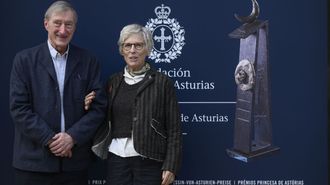 El novelista ingl�s Julian Barnes (d) llega a Oviedo este lunes para recibir el Premio Princesa de Asturias 2026 de las Letras
