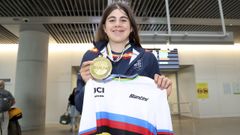 Alejandra Neira posa con la medalla y el maillot que la acreditan como campeona del mundo j�nior de ciclismo en ruta en su llegada al aeropuerto de Santiago.