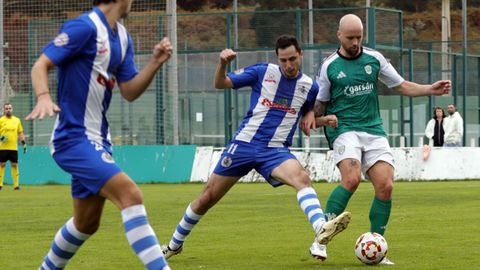 Javi Celes realiza un pase ante la presencia de un rival del Puebla