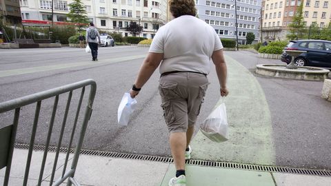 Colas en el reparto de comida en la Plaza de Espa�a de Ferrol