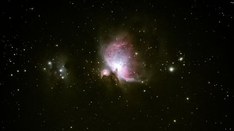 La Nebulosa de Orin es una nebulosa de emisin y zona de formacin de estrellas que se encuentra en la constelacin de Orin. Es una de las nebulosas ms brillantes, y es visible a simple vista. Se encuentra a 1.350 aos luz.  En el catlogo Messier es denominada M42 y tiene una magnitud aparente de 4.
La foto est obtenida con una cmara Nikon D500, 30 segundos a 6400 Iso, con telescopio Skywatcher 80 x 400 ED triplet apo, sobre una montura Orin Athlas. 
