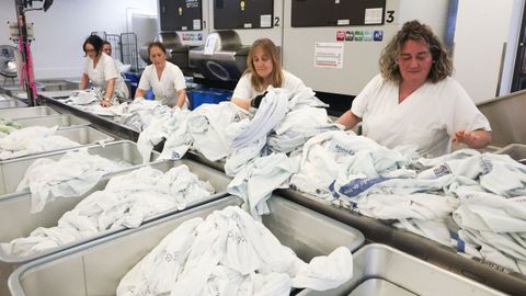 En la zona de lavado, se clasifica en cubetas la ropa trasatravesar los siete m�dulos del t�nel. 