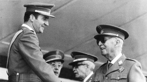 Juan Carlos de Borb�n se despide de Franco en mayo de 1975 tras acabar un desfile conmemorativo de la victoria militar