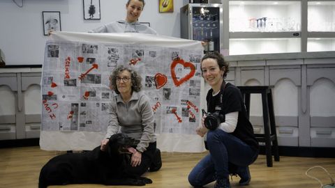 La fot�grafa Rebeca Garc�a (derecha), la due�a del Monti Bar de Culleredo, Carla (al fondo) y Marina, con su perra Moura, ayer