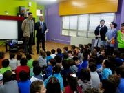 Barcia con batukadeiras; abajo, nueva biblioteca del Ceip Fondo Nois