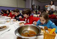El comedor del colegio Fogar tiene 280 plazas, pero la demanda supera a la oferta.